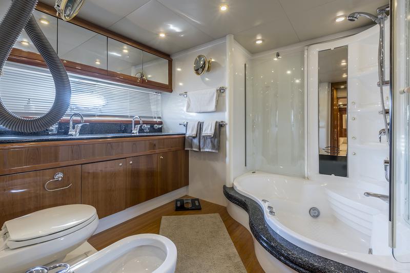 Book yachts online - motorboat - Sunseeker 84 - Skywater - rent