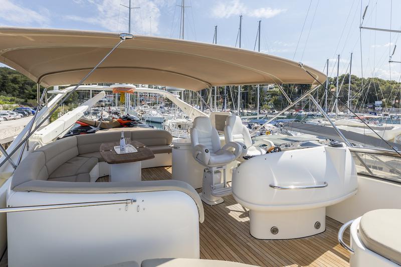 Book yachts online - motorboat - Sunseeker 84 - Skywater - rent