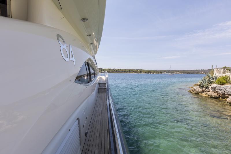 Book yachts online - motorboat - Sunseeker 84 - Skywater - rent
