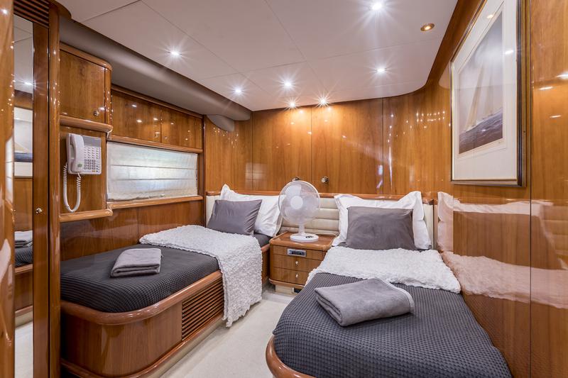 Book yachts online - motorboat - Sunseeker 84 - Skywater - rent