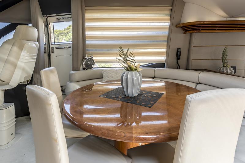 Book yachts online - motorboat - Sunseeker 84 - Skywater - rent