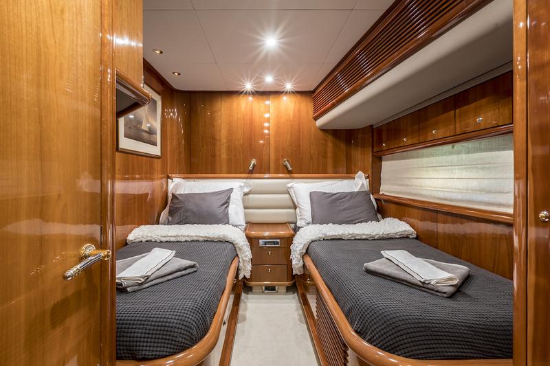 Book yachts online - motorboat - Sunseeker 84 - Skywater - rent