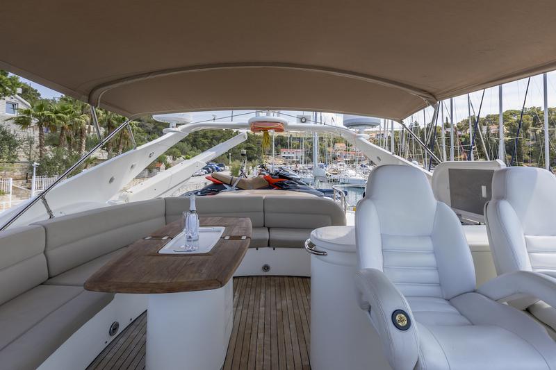 Book yachts online - motorboat - Sunseeker 84 - Skywater - rent