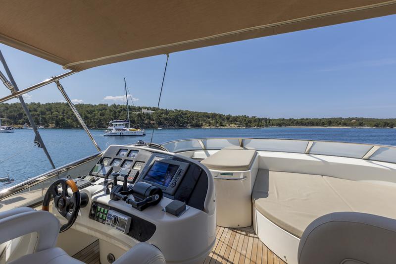 Book yachts online - motorboat - Sunseeker 84 - Skywater - rent