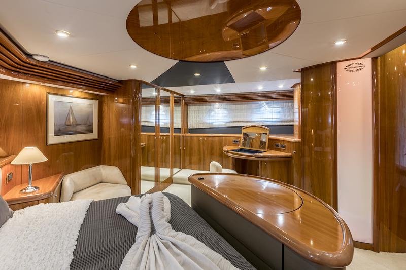 Book yachts online - motorboat - Sunseeker 84 - Skywater - rent