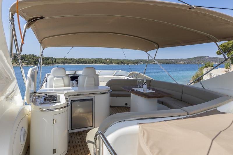 Book yachts online - motorboat - Sunseeker 84 - Skywater - rent