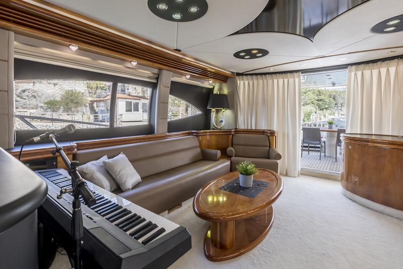 Book yachts online - motorboat - Sunseeker 84 - Skywater - rent