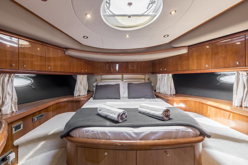 Book yachts online - motorboat - Sunseeker 84 - Skywater - rent