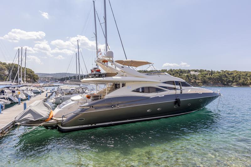 Book yachts online - motorboat - Sunseeker 84 - Skywater - rent