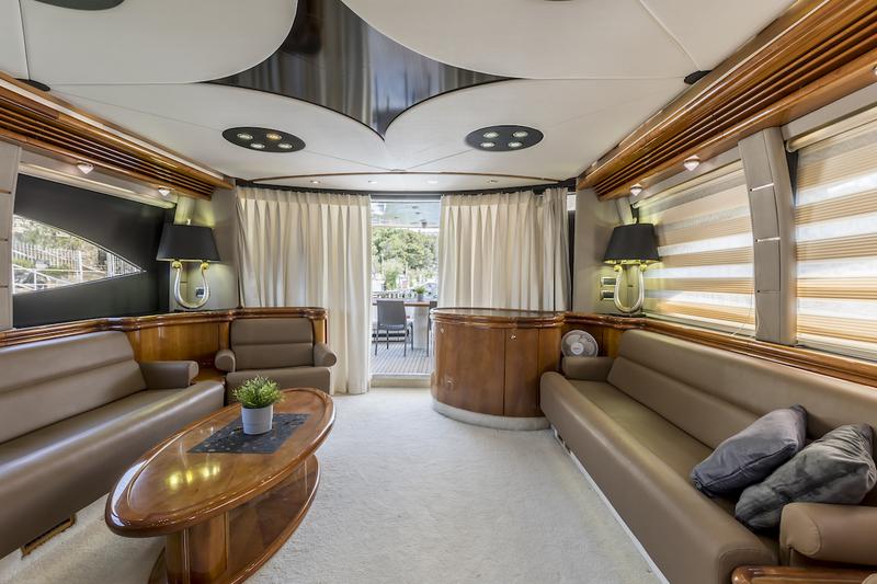 Book yachts online - motorboat - Sunseeker 84 - Skywater - rent
