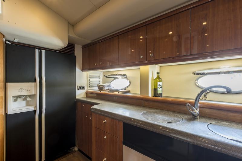 Book yachts online - motorboat - Sunseeker 84 - Skywater - rent
