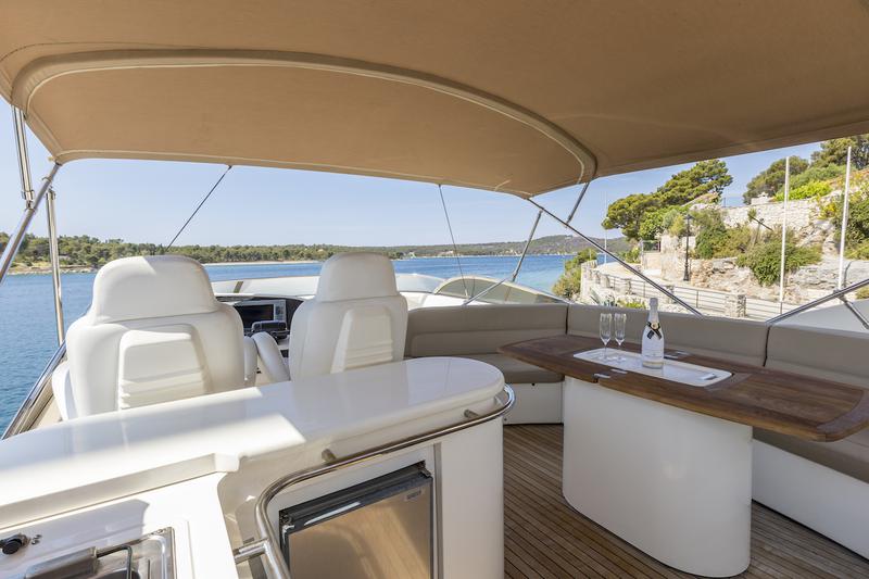 Book yachts online - motorboat - Sunseeker 84 - Skywater - rent