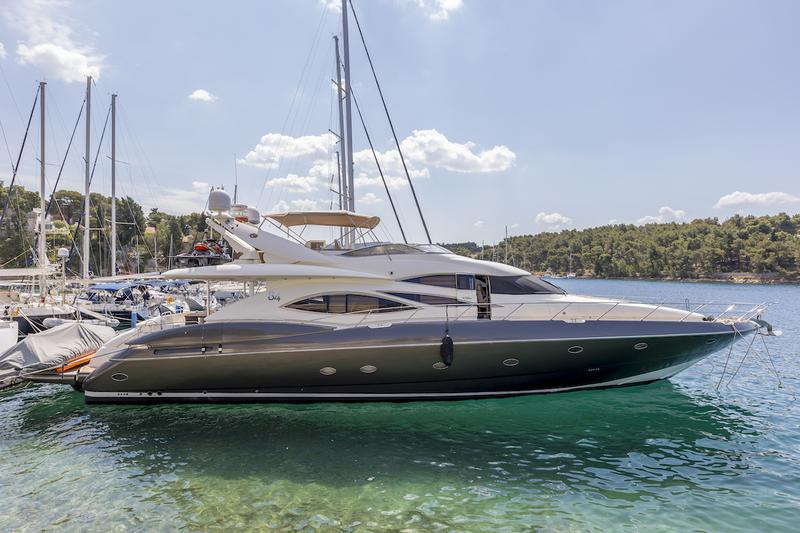 Book yachts online - motorboat - Sunseeker 84 - Skywater - rent