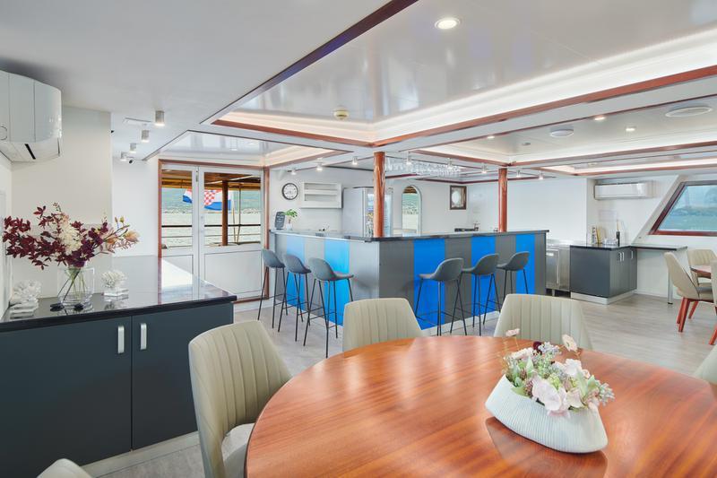 Book yachts online - motorboat - Motoryacht - Lupus Mare - rent