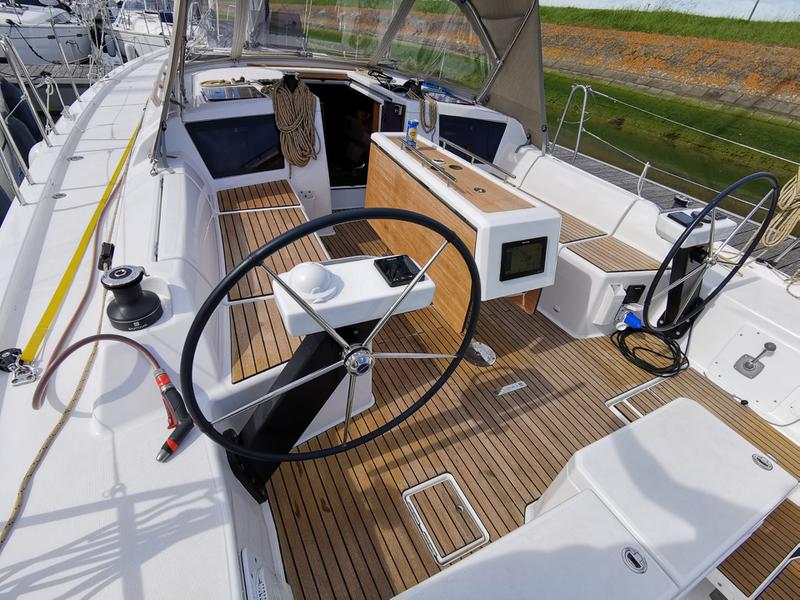Book yachts online - sailboat - Dufour 390 Grand Large - Antares - rent
