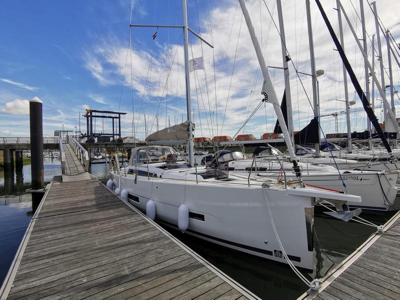Book yachts online - sailboat - Dufour 390 Grand Large - Antares - rent