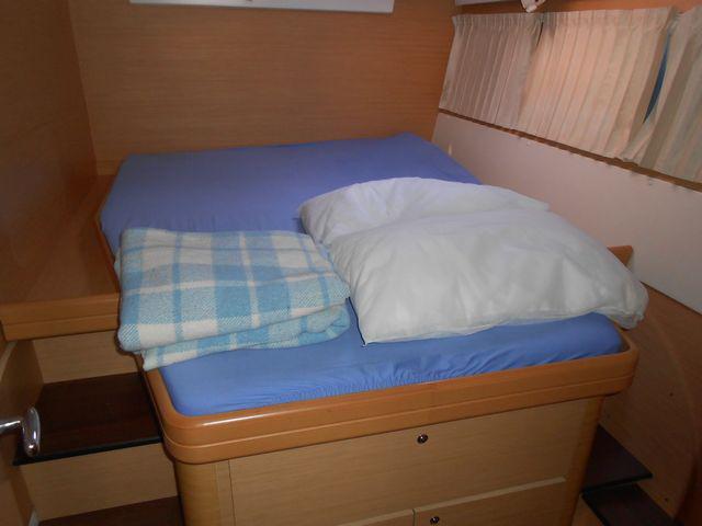 Book yachts online - catamaran - Lagoon 421 - Iryn - rent