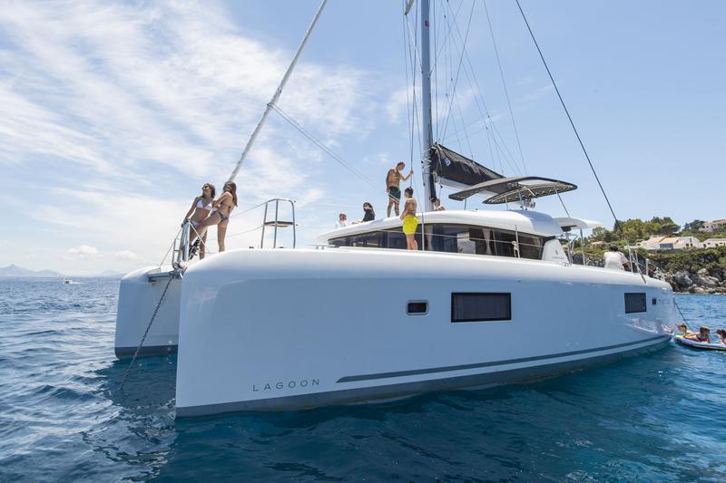 Book yachts online - catamaran - Lagoon 42 - NADIR - rent