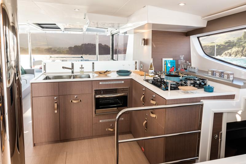 Book yachts online - catamaran - Bali 4.6 (Gen+A/C+WM)** - Moderna - rent