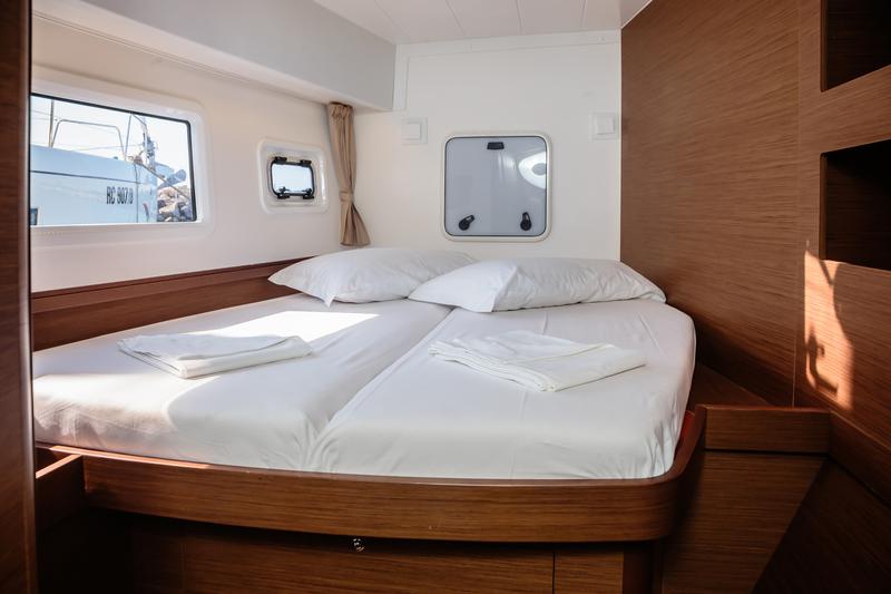 Book yachts online - catamaran - Lagoon 42 (Gen+A/C+WM) - Cappero - Premium line - rent