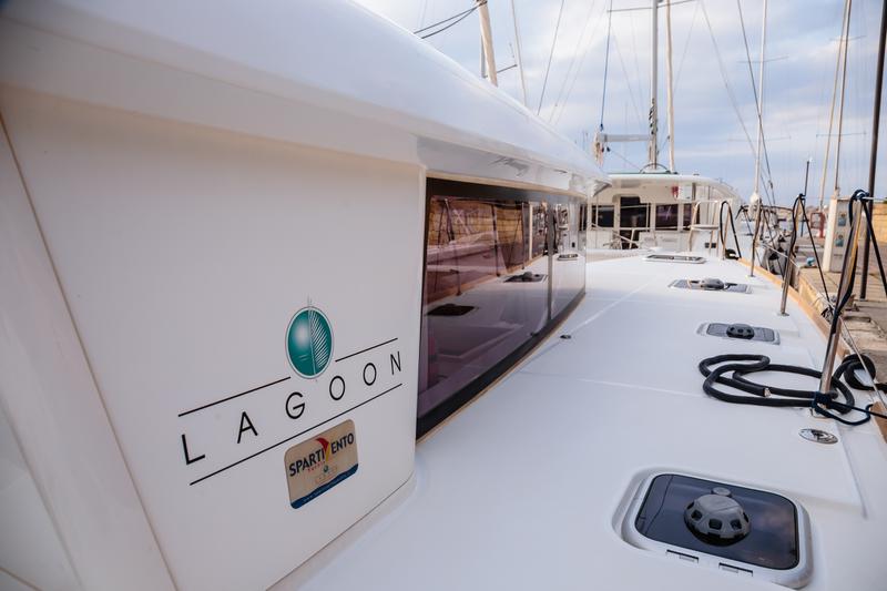 Book yachts online - catamaran - Lagoon 400 S2 - Adorable - Standard line - rent