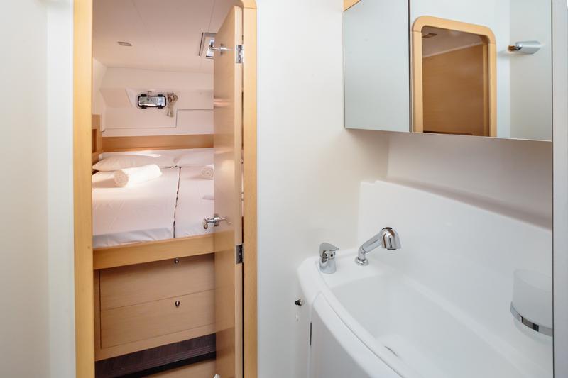 Book yachts online - catamaran - Lagoon 400 S2 - Adorable - Standard line - rent