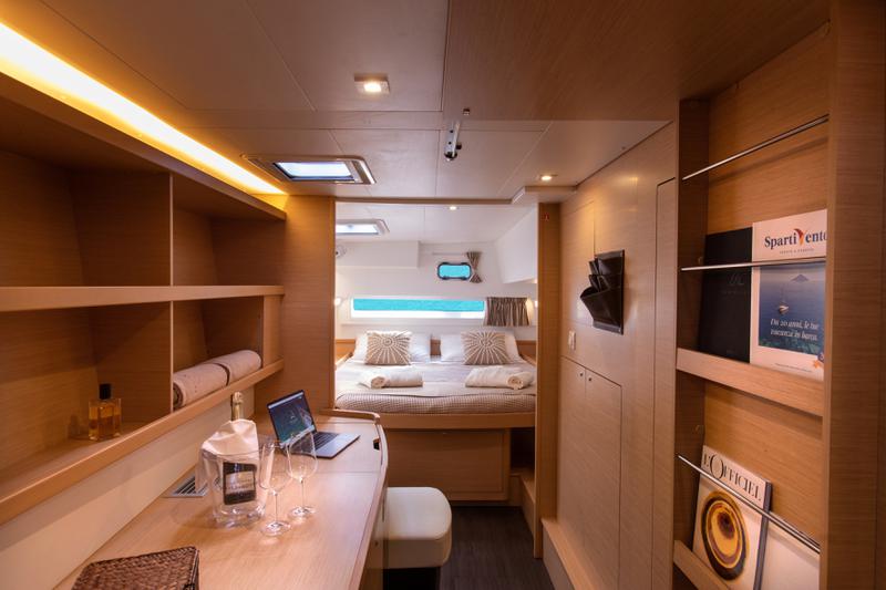Book yachts online - catamaran - Lagoon 42 (3 cab, Gen+A/C+WM) - SAILUXE - Zubibbu - rent
