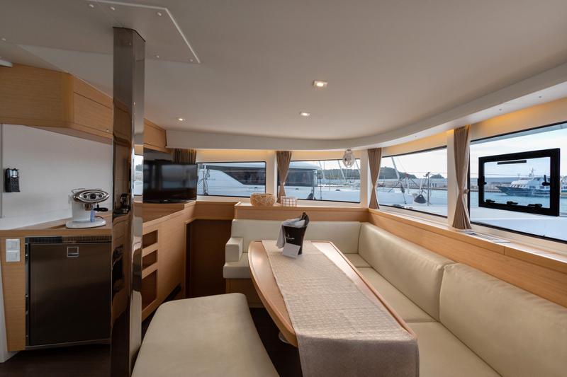 Book yachts online - catamaran - Lagoon 42 (3 cab, Gen+A/C+WM) - SAILUXE - Zubibbu - rent