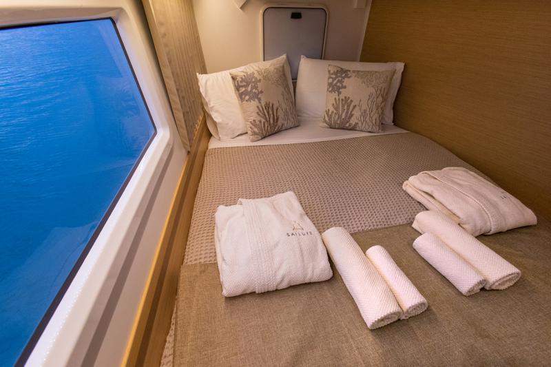 Book yachts online - catamaran - Lagoon 42 (3 cab, Gen+A/C+WM) - SAILUXE - Zubibbu - rent