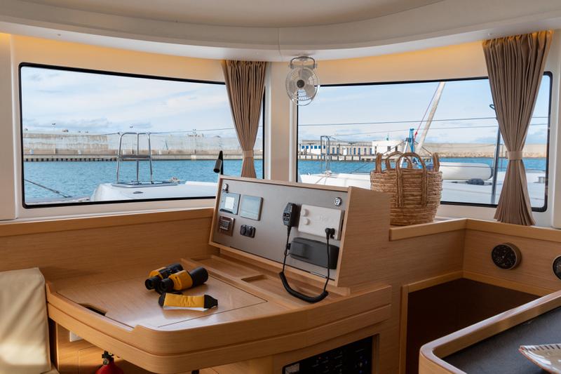 Book yachts online - catamaran - Lagoon 42 (3 cab, Gen+A/C+WM) - SAILUXE - Zubibbu - rent