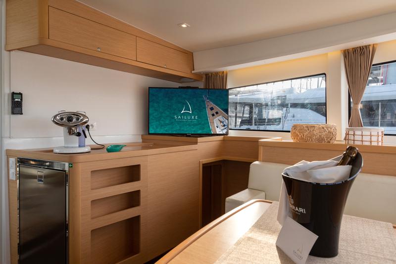 Book yachts online - catamaran - Lagoon 42 (3 cab, Gen+A/C+WM) - SAILUXE - Zubibbu - rent
