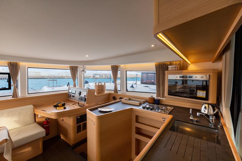 Book yachts online - catamaran - Lagoon 42 (3 cab, Gen+A/C+WM) - SAILUXE - Zubibbu - rent