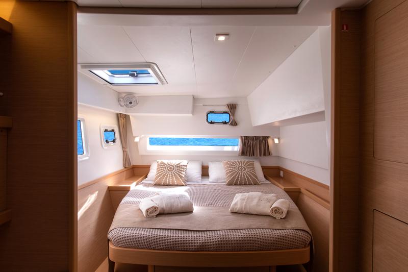 Book yachts online - catamaran - Lagoon 42 (3 cab, Gen+A/C+WM) - SAILUXE - Zubibbu - rent