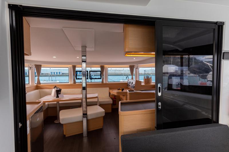 Book yachts online - catamaran - Lagoon 42 (3 cab, Gen+A/C+WM) - SAILUXE - Zubibbu - rent