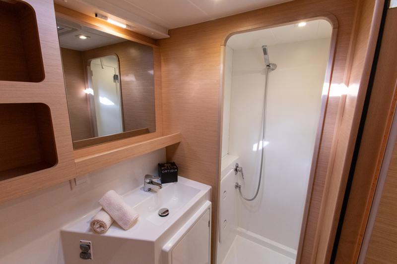 Book yachts online - catamaran - Lagoon 42 (3 cab, Gen+A/C+WM) - SAILUXE - Zubibbu - rent