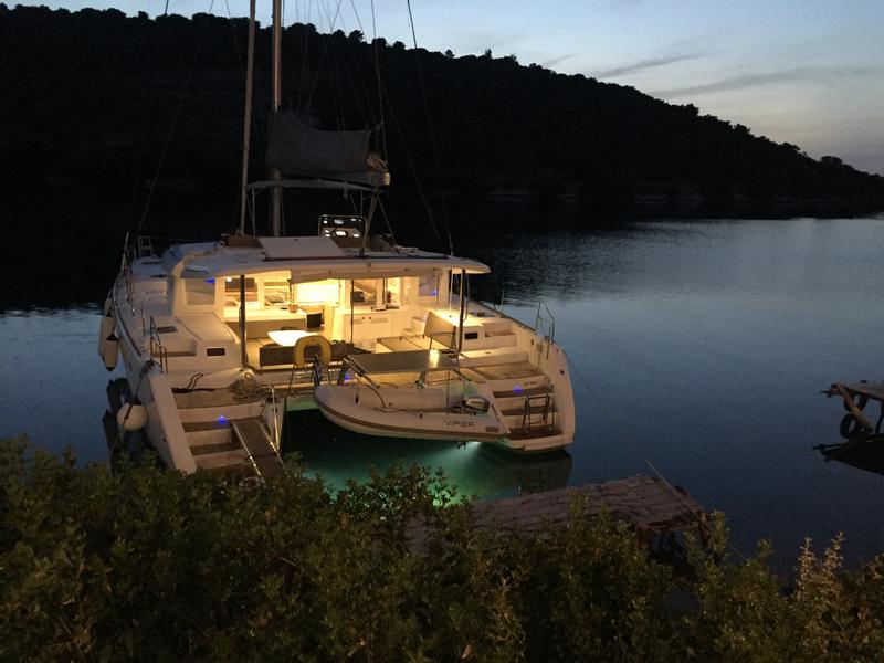 Book yachts online - catamaran - Lagoon 450 - IRIS IV (a/c-gen-watermaker-teak deck) - rent