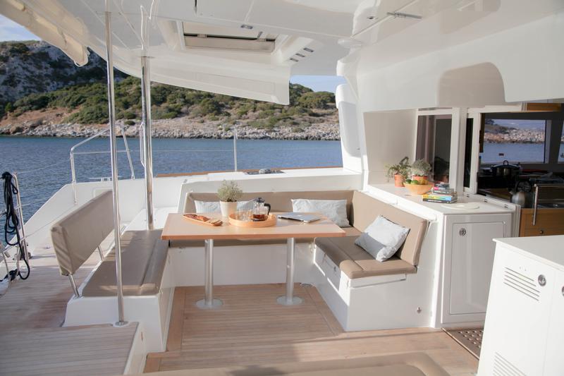 Book yachts online - catamaran - Lagoon 450 - IRIS IV (a/c-gen-watermaker-teak deck) - rent