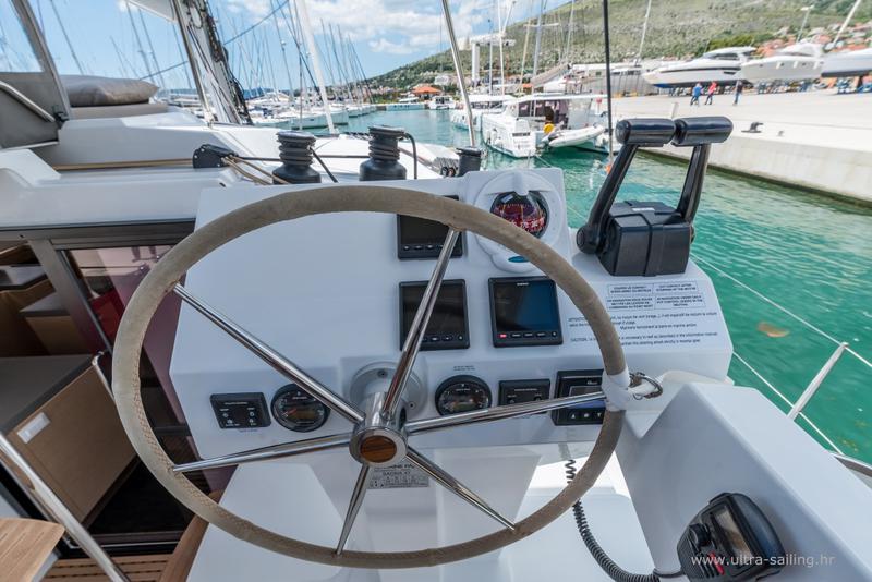 Book yachts online - catamaran - Saona - SUNNY WAVE- with AC and generator - rent
