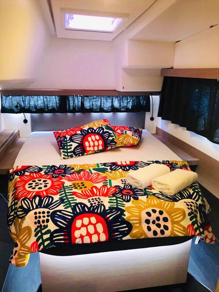 Book yachts online - catamaran - Isla 40 - ISLAND ESCAPE - AC and generator - rent
