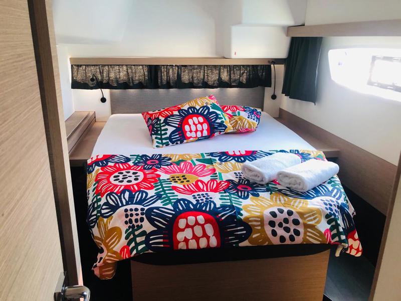 Book yachts online - catamaran - Isla 40 - ISLAND ESCAPE - AC and generator - rent