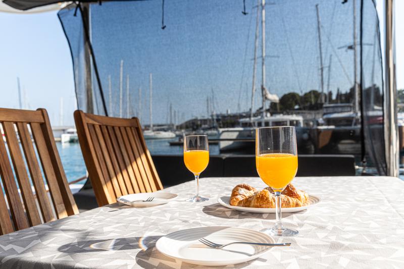 Book yachts online - catamaran - Lagoon 50 LUX (2020) equipped with airconditioning (saloon + cabins), generator, watermaker, ice maker, dishwasher, washer/dryer, JOBE infinity sea scooter, 2 SUP, snorkel sets, water-ski, kneeboard - PRINCESS KISS - rent