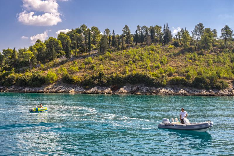 Book yachts online - catamaran - Lagoon 560 S2 (2016) equipped with generator, AC (saloon+cabins), water maker, ice maker, microwave oven, dishwasher, underwater lights, 2 X S.U.P. , water ski &amp; tube, 8 snorkel. sets - PURA VIDA - rent