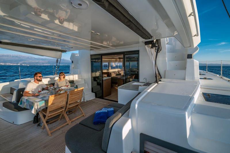 Book yachts online - catamaran - Lagoon 50 (2018)equipped with airconditioning (saloon + cabins), generator, watermaker, ice maker, dishwasher, washer/dryer, 2 SUP - CAPTAIN MORGAN - rent