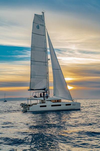 Book yachts online - catamaran - Lagoon 50 (2018)equipped with airconditioning (saloon + cabins), generator, watermaker, ice maker, dishwasher, washer/dryer, 2 SUP - CAPTAIN MORGAN - rent