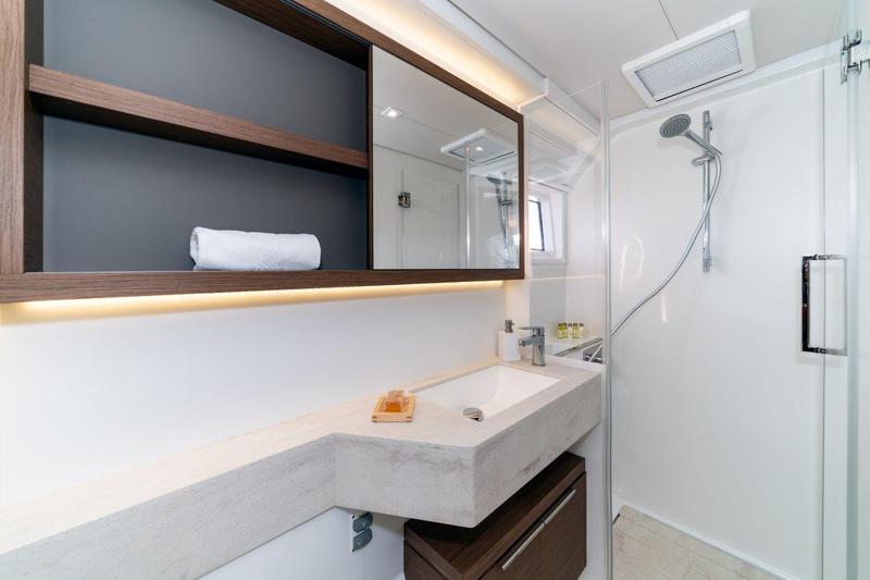 Book yachts online - catamaran - Lagoon 50 (2018)equipped with airconditioning (saloon + cabins), generator, watermaker, ice maker, dishwasher, washer/dryer, 2 SUP - CAPTAIN MORGAN - rent