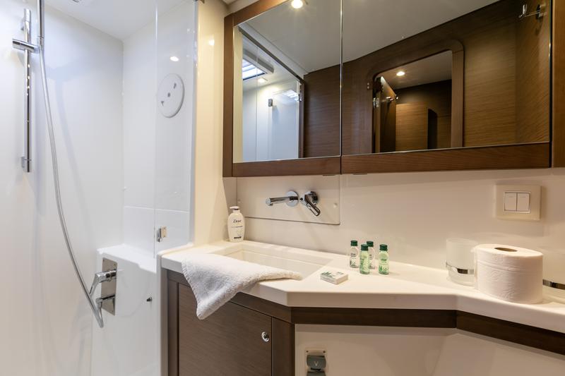 Book yachts online - catamaran - Lagoon 450 F (2019) equipped with generator, A/C (saloon+cabins), water maker, dishwasher, ice maker, bow truster - WIDE DREAM - rent