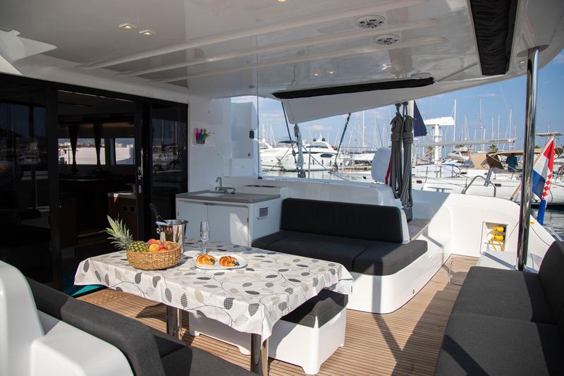 Book yachts online - catamaran - Lagoon 50 LUX elegance (2019) equipped with airconditioning (saloon + cabins), generator, watermaker, ice maker, dishwasher, washer/dryer, 2 SUP, snorkelling equipment - TWIN JOY - rent