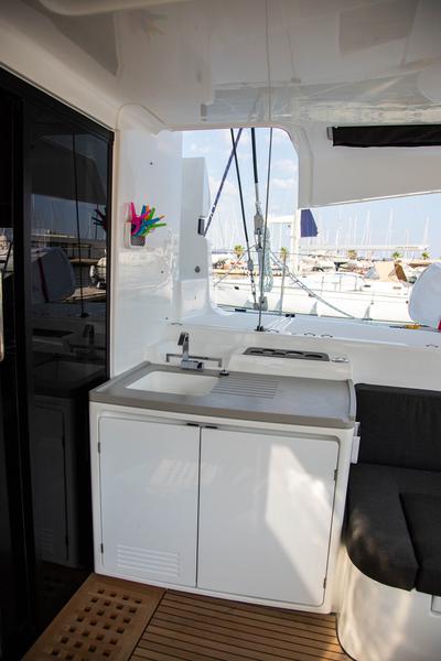 Book yachts online - catamaran - Lagoon 50 LUX elegance (2019) equipped with airconditioning (saloon + cabins), generator, watermaker, ice maker, dishwasher, washer/dryer, 2 SUP, snorkelling equipment - TWIN JOY - rent