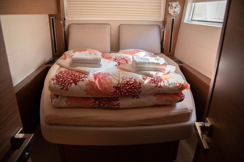 Book yachts online - catamaran - Lagoon 50 LUX elegance (2019) equipped with airconditioning (saloon + cabins), generator, watermaker, ice maker, dishwasher, washer/dryer, 2 SUP, snorkelling equipment - TWIN JOY - rent