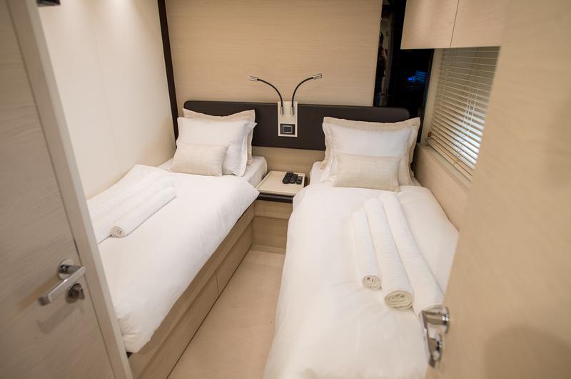Book yachts online - motorboat - Azimut 72 Fly - Alyss - rent